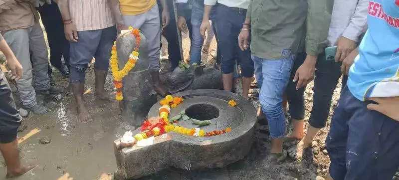 Ancient Shivling and Nandi Idol Unearthed During Excavation in Yavatmal's Kalamb