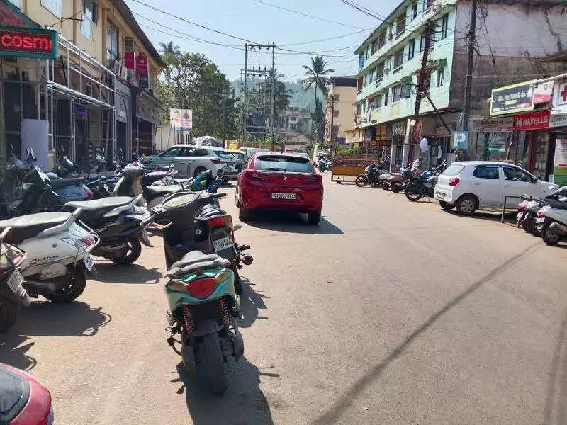Bicholim's Parking Crisis: Locals Fined Amid Lack of Space