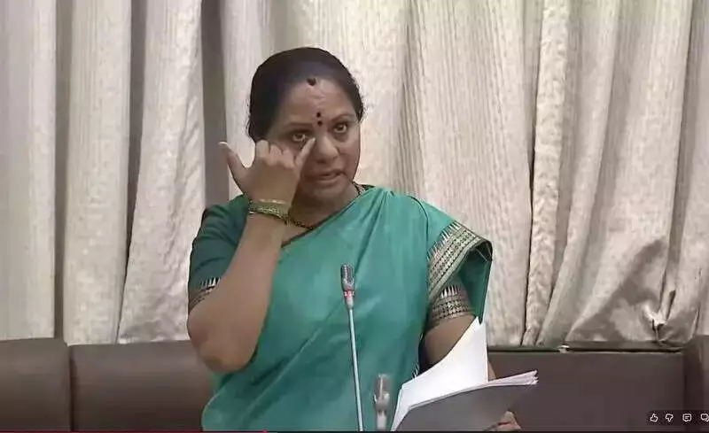 BRS Leader Sunitha Slams Kavitha, Accuses Her of Dancing to External Forces