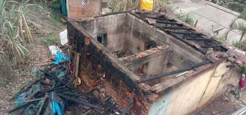Daily Wage Labourer's House Gutted in Fire in Somwarpet; Woman, Grandson Escape Unhurt