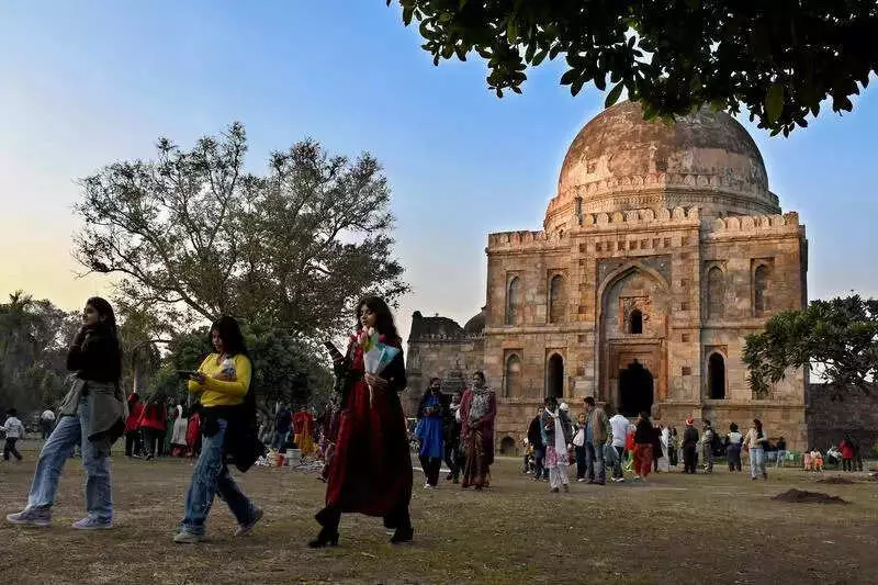 Delhi AQI Improves to Poor, Moderate Air Forecast for Tuesday