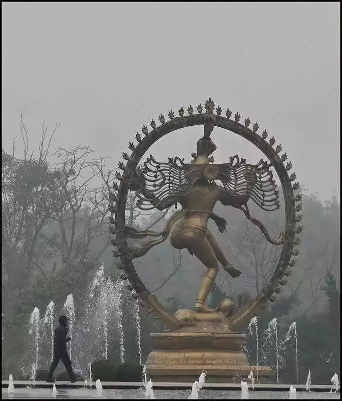 Delhi Braces for Cold Nights with Temperatures Dropping to 6-9°C, Fog and Rain Forecast