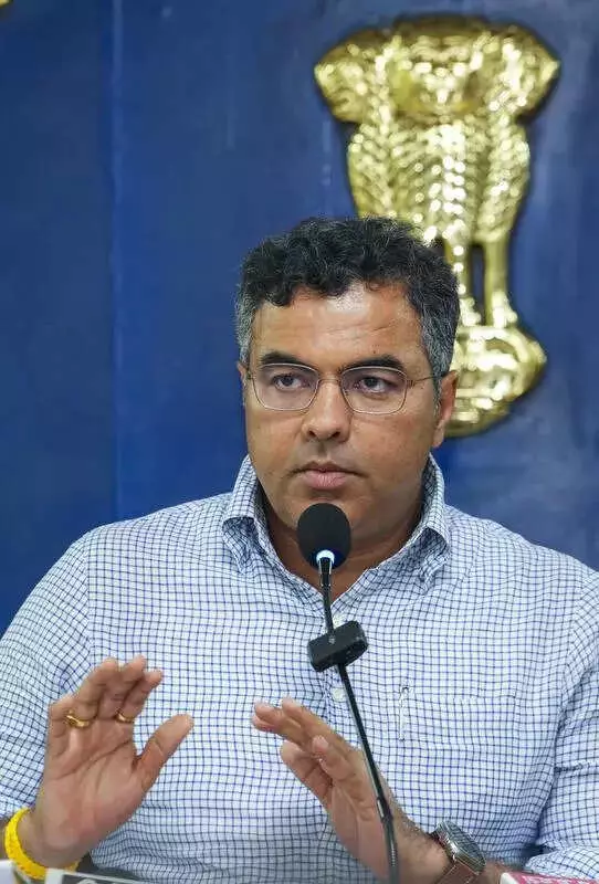 Delhi Deploys Advanced Watermaster Dredger to Combat Yamuna Pollution