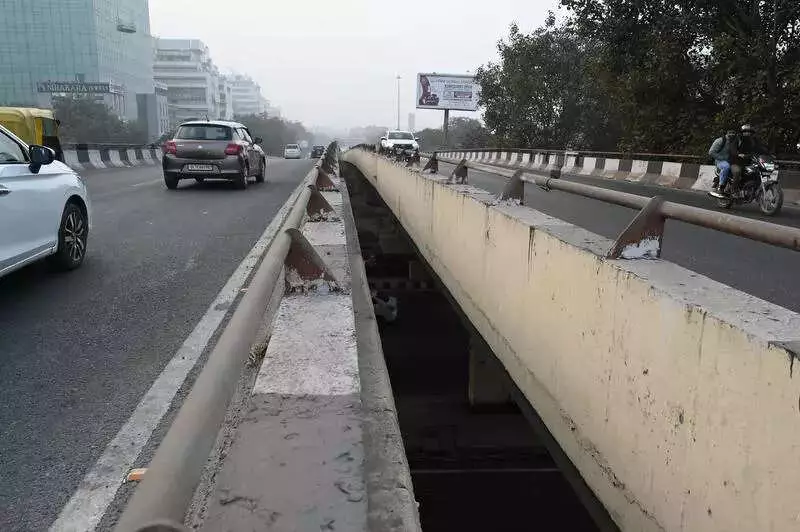Delhi Flyover Deaths Expose Missing Safety Barriers and Systemic Neglect