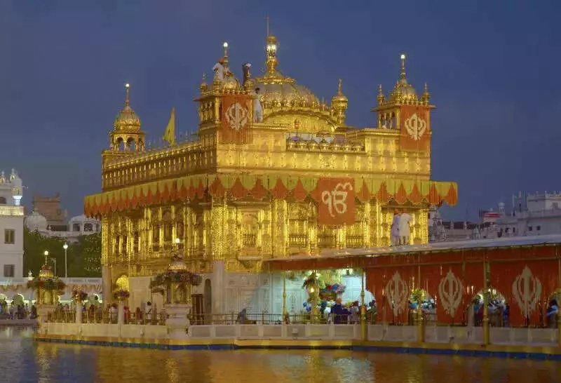 Delhi Influencer Apologizes for Golden Temple Sarovar Act, Claims Ignorance of Protocol