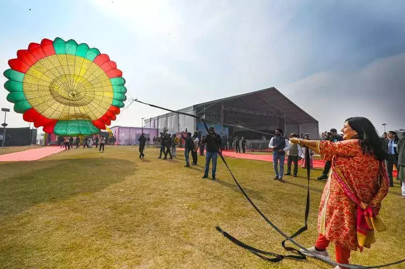 Delhi's Baansera Park Hosts International Kite Festival with Global Artists