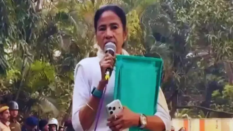 ED Raids I-PAC Offices in Kolkata; Mamata Banerjee Cries Foul, Calls Amit Shah 'Nasty & Naughty'