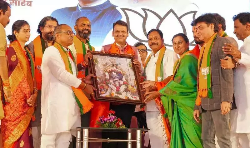 Fadnavis Intervenes in Latur Row, Praises Vilasrao Deshmukh's Legacy