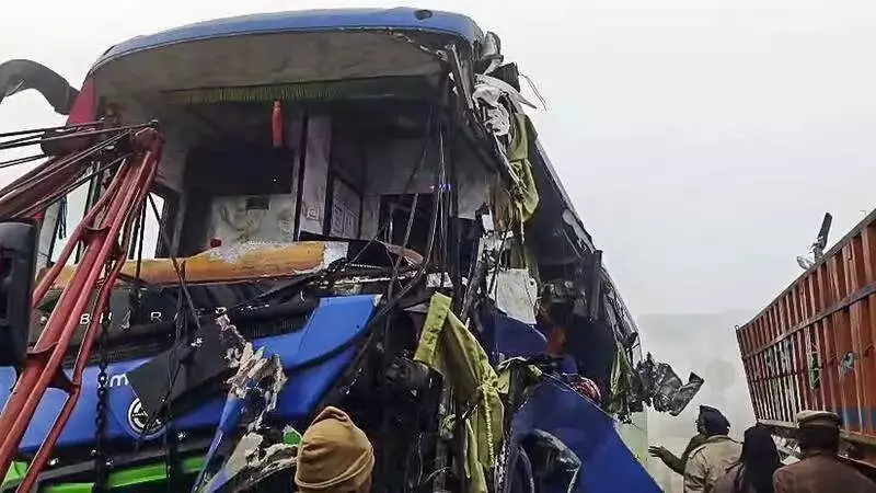 Fog Turns Fatal on UP Highways: 3 Dead, 17 Injured in Amethi & Barabanki Accidents