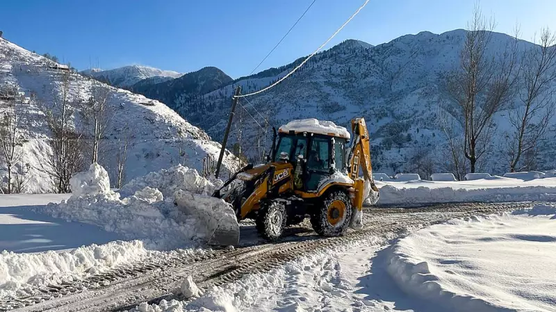 Fresh Snowfall Blankets Kashmir, Srinagar-Jammu Highway Partially Reopens