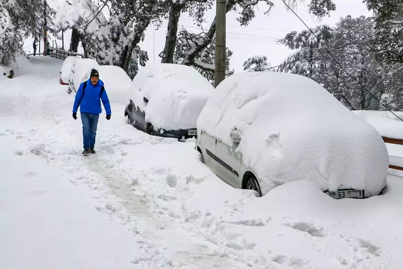 Fresh Snowfall Blocks NH-05, Isolates Shimla from Upper Himachal and Kinnaur