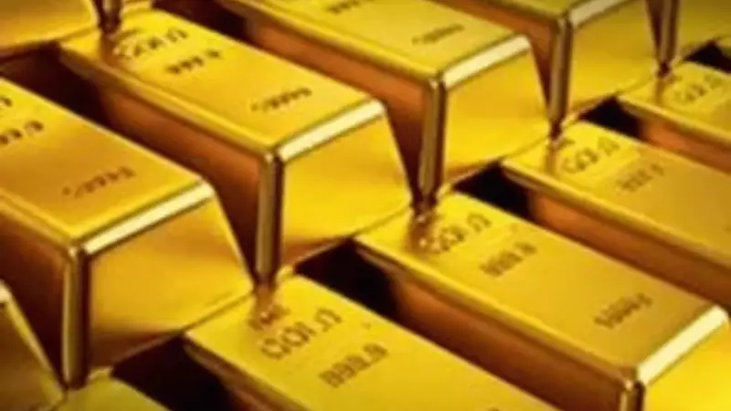 Gold Prices Dip in Domestic Market Amid Profit-Taking and Stronger Dollar