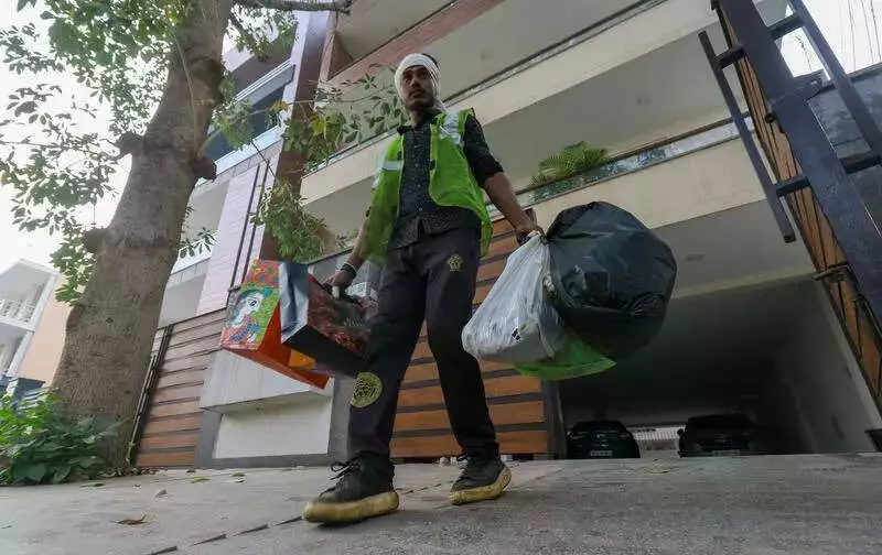 Gurgaon MCG Hires 60 E-Rickshaws for Waste Collection in Narrow Lanes