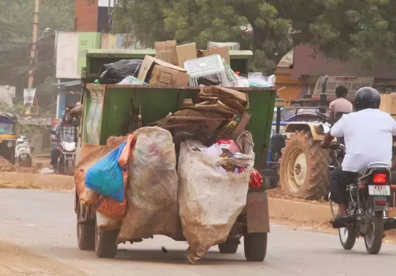 HDMC Garbage Vehicles Flout Rules, Create Traffic Nuisance in Hubballi