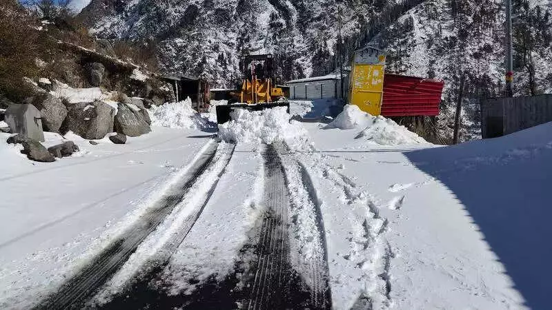 Heavy Snowfall Paralyzes Uttarakhand: Roads Blocked, Power Outages Hit Hill Districts