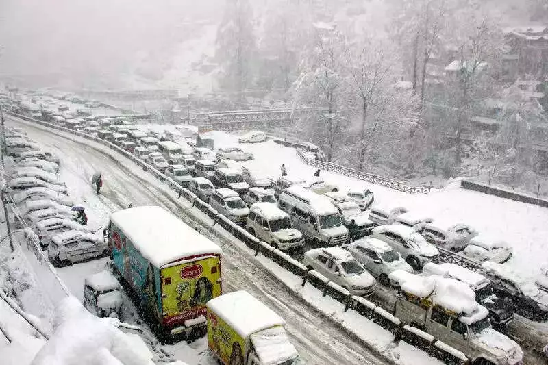 Himachal Pradesh Breaks Dry Spell with Heavy Snowfall, Traffic Chaos in Manali
