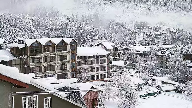 Himachal Pradesh Snowfall Cripples State: 800+ Roads Blocked, Power Outages Widespread