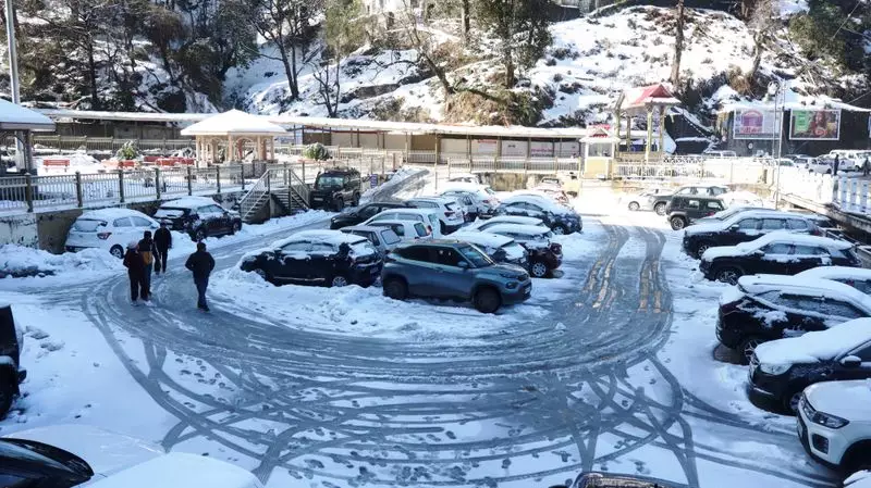 Himachal Pradesh Snowfall Crisis: 889 Roads Blocked, Power Outages Widespread