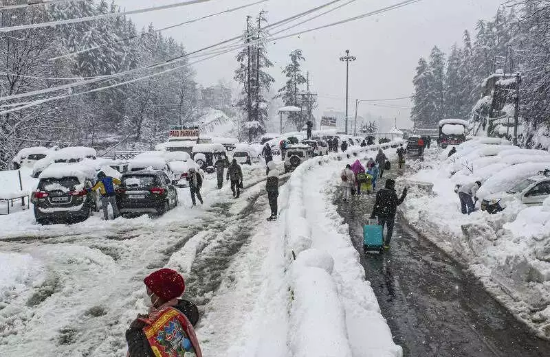 Himachal Pradesh Snowfall Crisis: Roads Blocked, Tourists Stranded, Essential Services Disrupted
