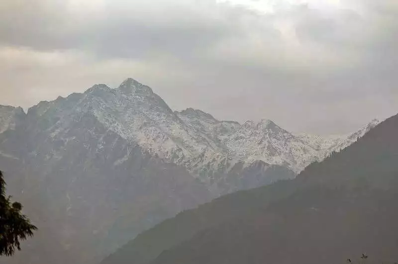 Himachal Sees 2nd Day of Snow, Avalanche Hits Lahaul; Tourists Delighted