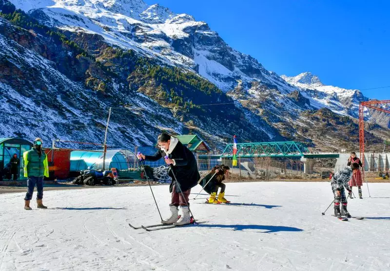 Himachal's Higher Hills See Light Snowfall, Heavy Snow Expected from January 22