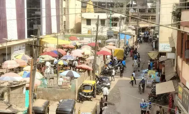 Hubballi Clears Janata Bazar Road, Moves 180 Vendors to Renovated Market