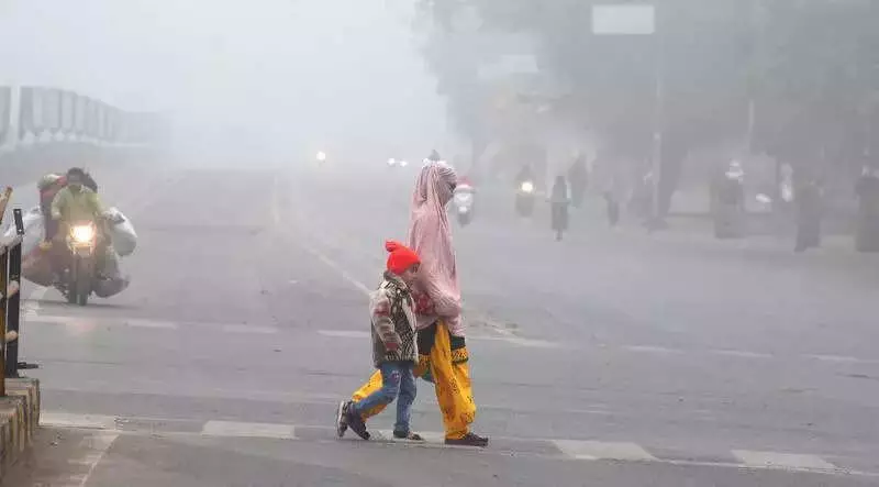 Indore Gripped by Season's Worst Fog, Temperature Plummets to Winter Low