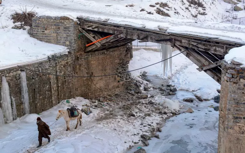 Kashmir Sees Brief Relief from Biting Cold, Temperatures Rise Slightly