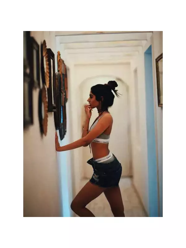 Khushi Kapoor Joins 2016 Throwback Trend, Janhvi Questions Viral Craze