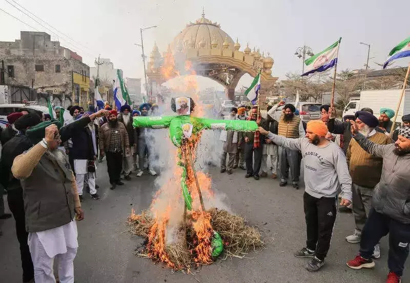 Kisan Mazdoor Morcha Burns Effigies, Warns of Protests Over Farmer Arrests