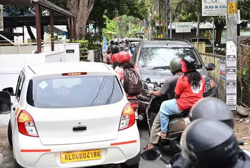 Kochi Residents Miss Flights, Trains as Narrow Road Chokes During Peak Hours