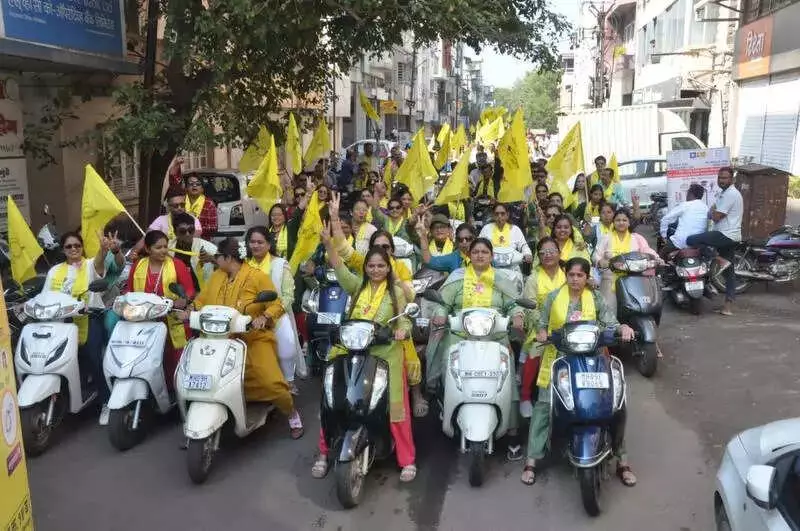 Kolhapur's Final Campaign Day: Traffic Snarls, Vada-Pav Lunches, and Voter Discontent