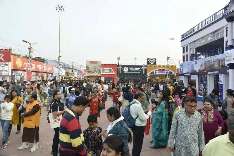 Kolkata Book Fair Sees Massive 3.5 Lakh Footfall on Day 2, Metro Kiosk Eases Access