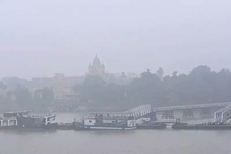Kolkata Shivers at 19.2°C: Dense Fog Narrows Temperature Gap to 4.3°C