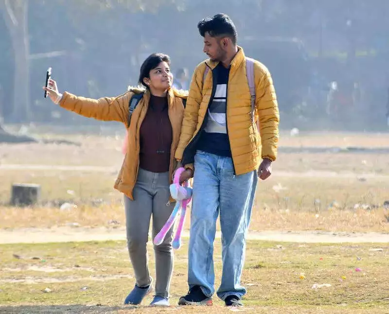 Kolkata Stays Chilly: Temperatures Dip Below Normal, Cold Spell to Continue