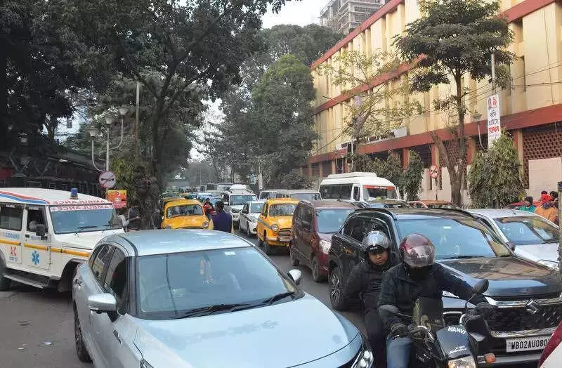 Kolkata Traffic Slows as Schools Reopen After Winter Break, Police Deploy Manual Signals