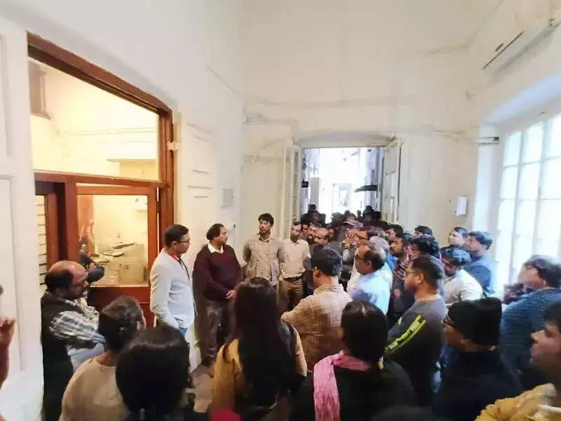 Kolkata University Staff Protest Central Pension System, Demand Autonomy