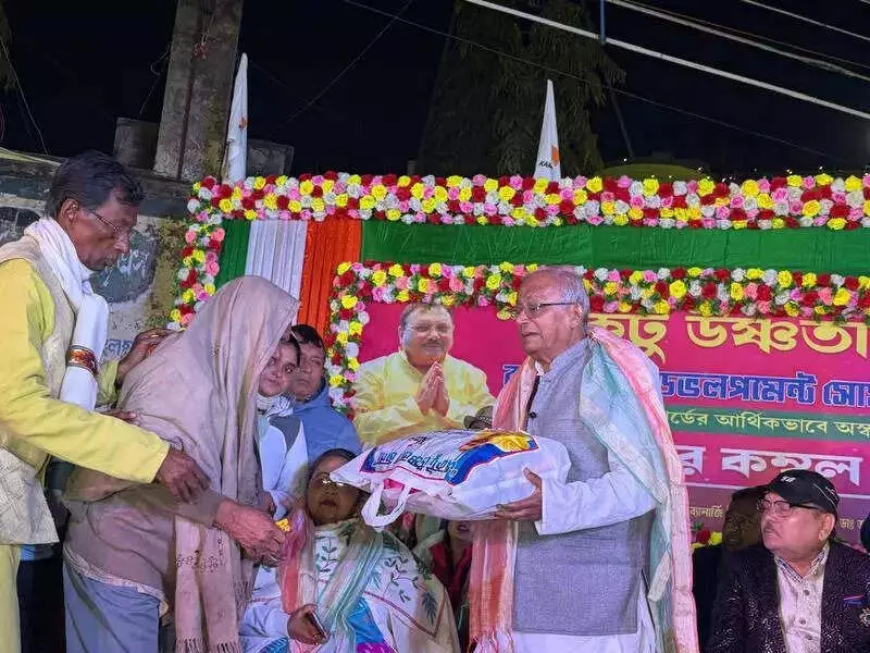 Kolkata's Cold Wave Sparks Political Outreach: Blankets and Warmth Ahead of Assembly Elections