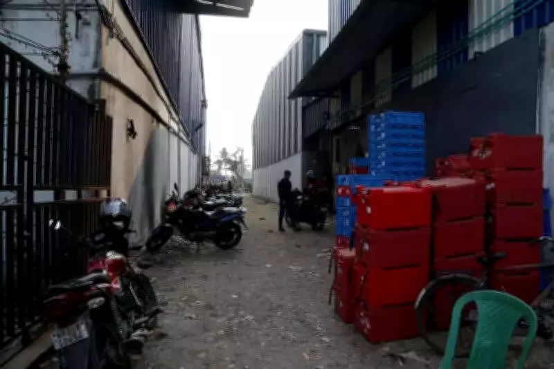 Kolkata's Logistics Hubs Operate Without Fire Safety Near Anandapur Fire Site