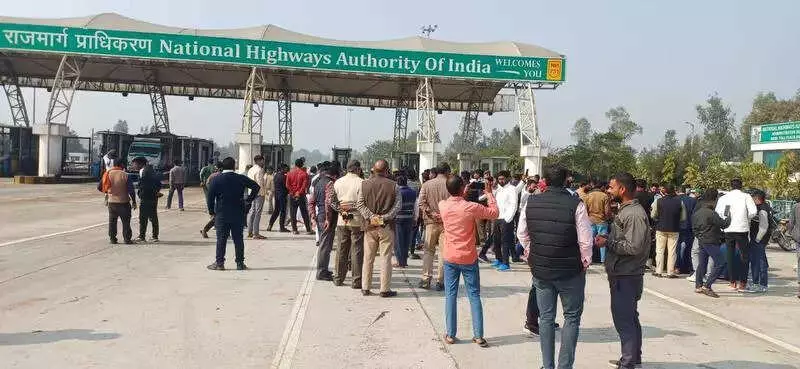 Lawyers Clash at Barabanki Toll Plaza Over FASTag Dispute, Halt Operations