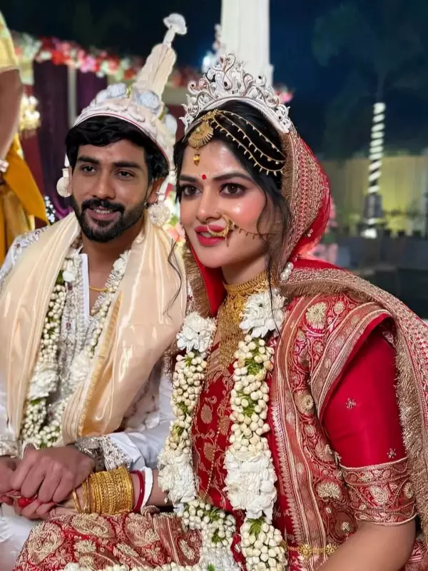 Madhumita Sarcar Weds Debmalya Chakravorty in Baruipur Rajbari Ceremony