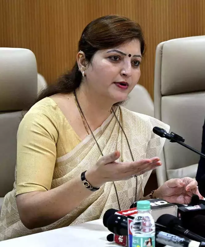 Maharashtra Women's Commission Chairperson Calls for Mindset Shift in Kolhapur