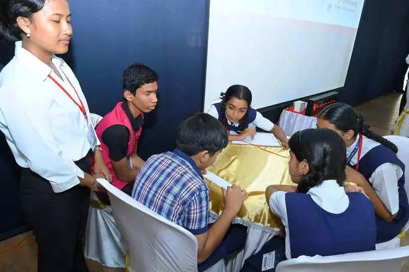 Mangaluru Student's SRK Pose Steals Hearts at Inclusive Quiz Event
