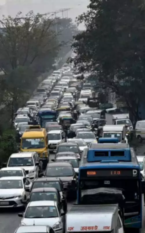 Martyr's Day Traffic Chaos in Delhi: Commuters Stranded for Hours as Rajghat Restrictions Paralyze Vikas Marg