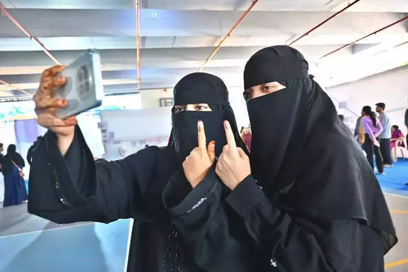 Mumbai Polling Confusion: Inconsistent Mobile Phone Rules Frustrate Voters