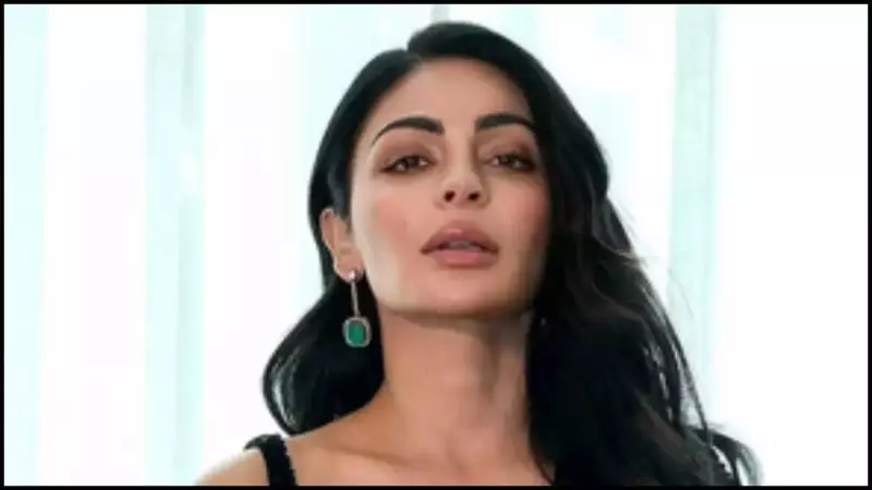 Neeru Bajwa's 'Complicated Situationship' with Push-ups Goes Viral