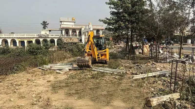 Noida Administration Demolishes Illegal Encroachments on Village Ponds in Bilaspur