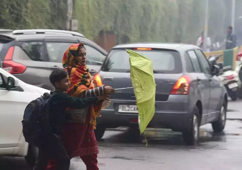 Noida Traffic Snarls Amid Hailstorm, Temperature Plunge Disrupts City Life