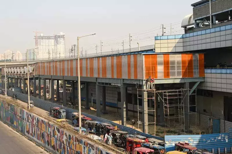Noida's 420-Meter AC Skywalk to Connect Aqua and Blue Metro Lines Opens Feb 1