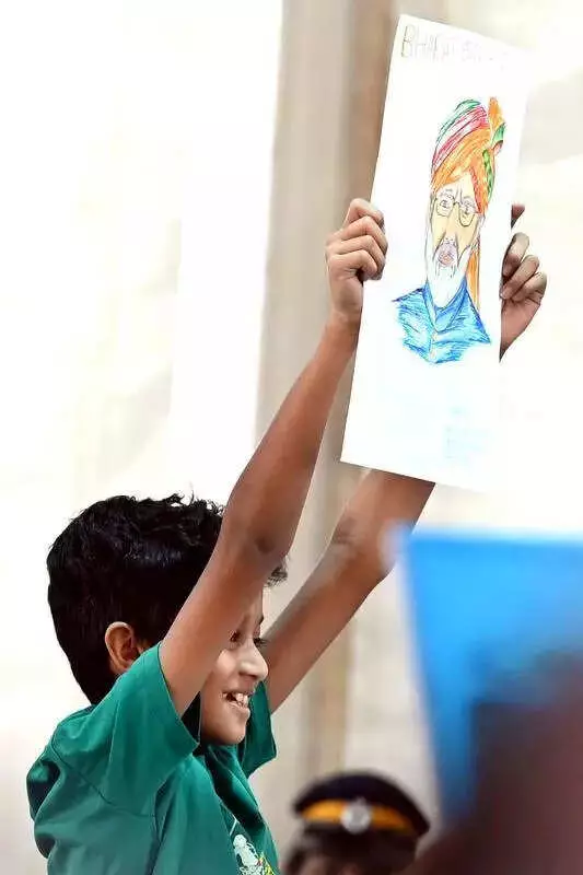 PM Modi's Heartwarming Gesture at Rally: Pauses Speech for Child's Drawing